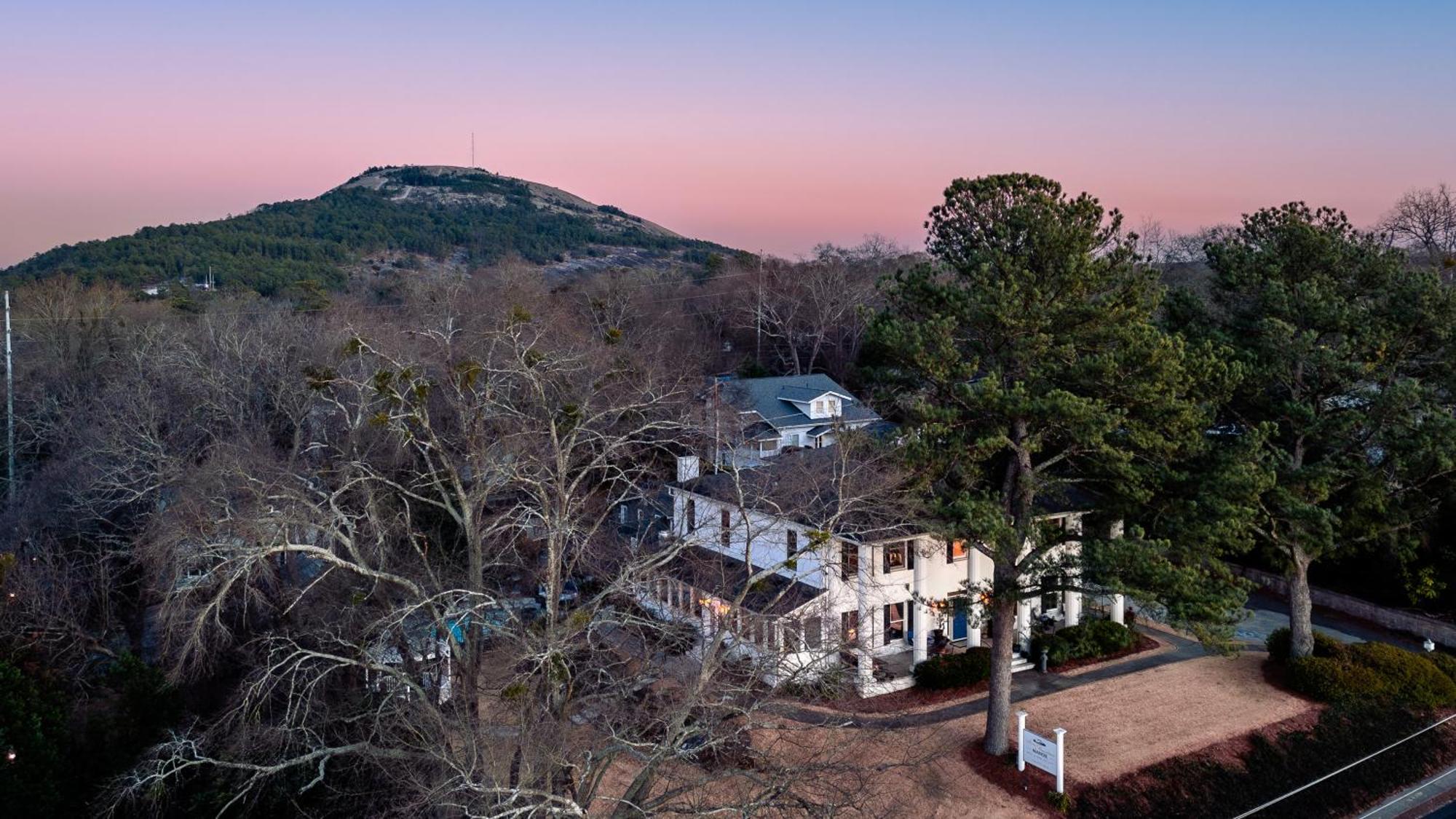 Stone Mountain Manor Bed & Breakfast Exterior photo